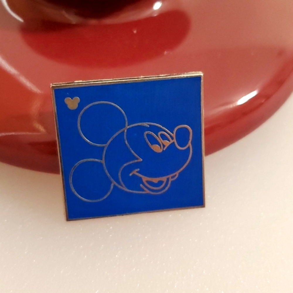 DISNEY Hidden Mickey pin 1 of 5 2009 Official Disney Parks Disneyland Collect.